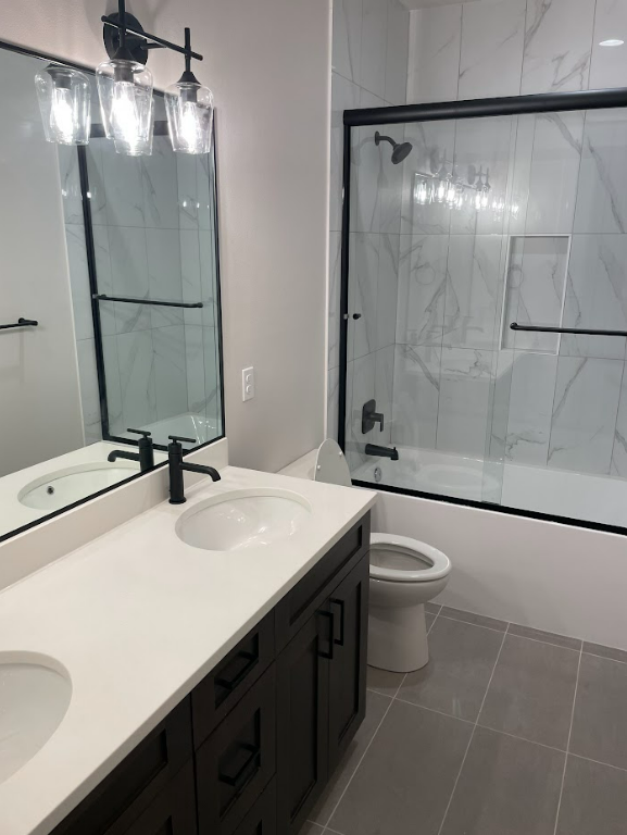 A bathroom with two sinks a toilet and a bathtub