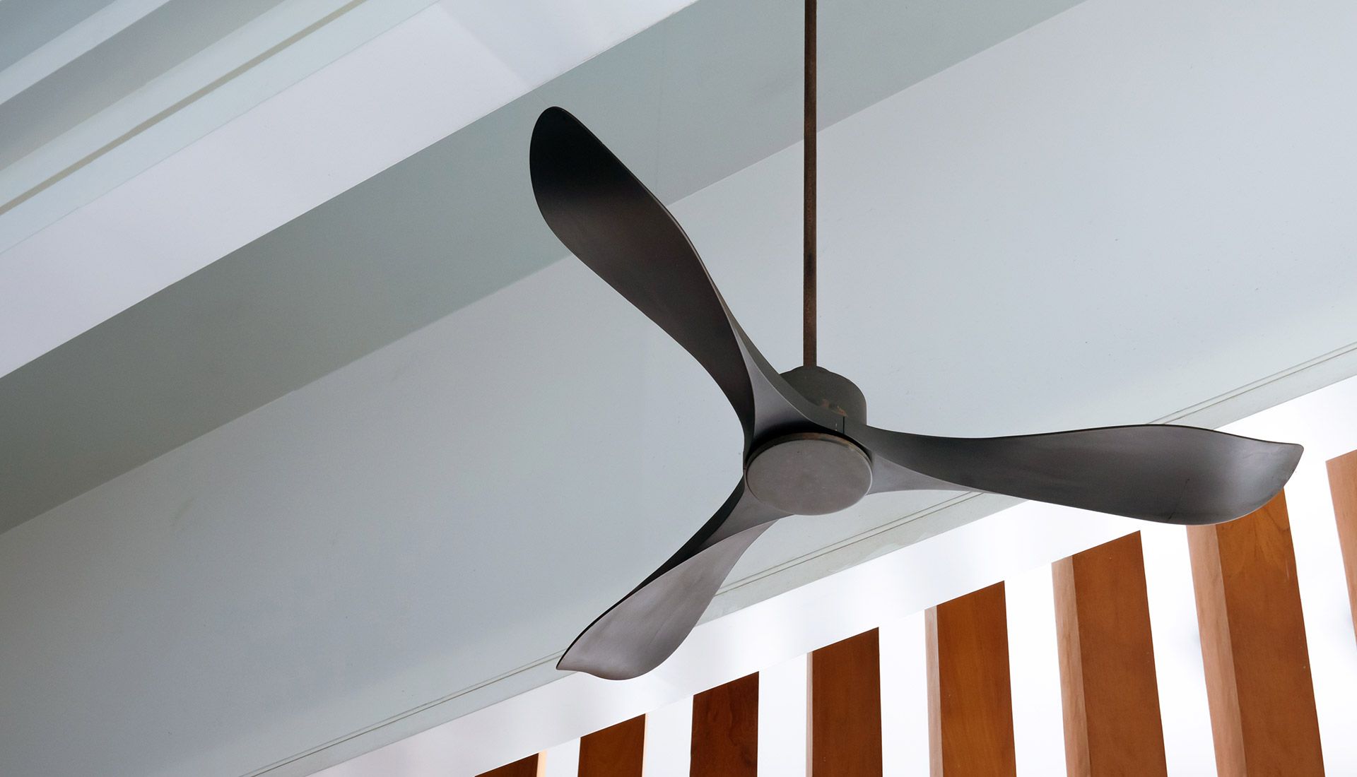 A ceiling fan is hanging from the ceiling in a room