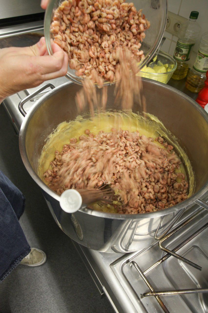 beste garnaalkroketten van zeebrugge, garnalen, veel garnalen, verse garnaalkroketten , restaurant , Tijdok, tijdok zeebrugge,meeuwen, pedro rappé, bereiding garnaalkroketten, restaurant, visrestaurant, zeebrugge , vissersschip, vismijn