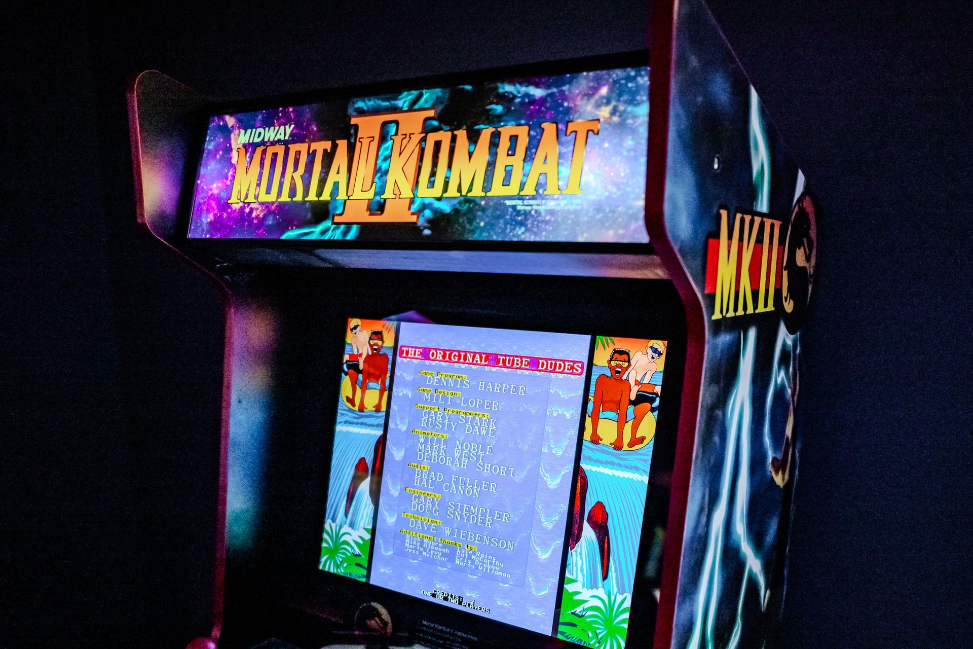 Mortal Kombat II arcade cabinet with colorful space-themed graphics.