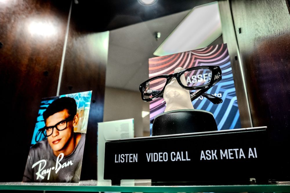 Display of Ray-Ban smart glasses. Includes a poster with a person wearing the glasses. Text: 