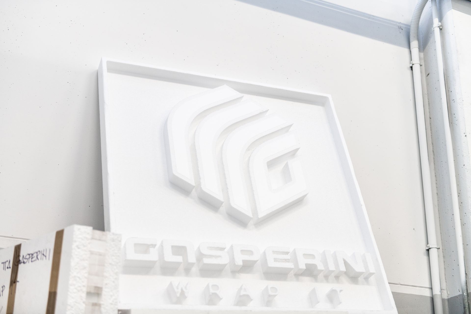 Scritte pubblicitarie per decori in polistirolo per interni