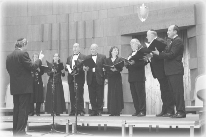Cantor Dan Pincus performing with the Mantua Singers