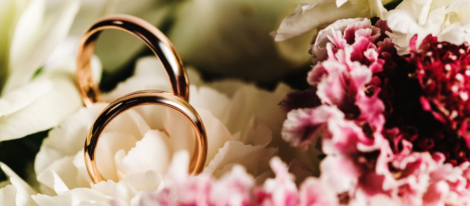 Golden wedding rings with beautiful flowers