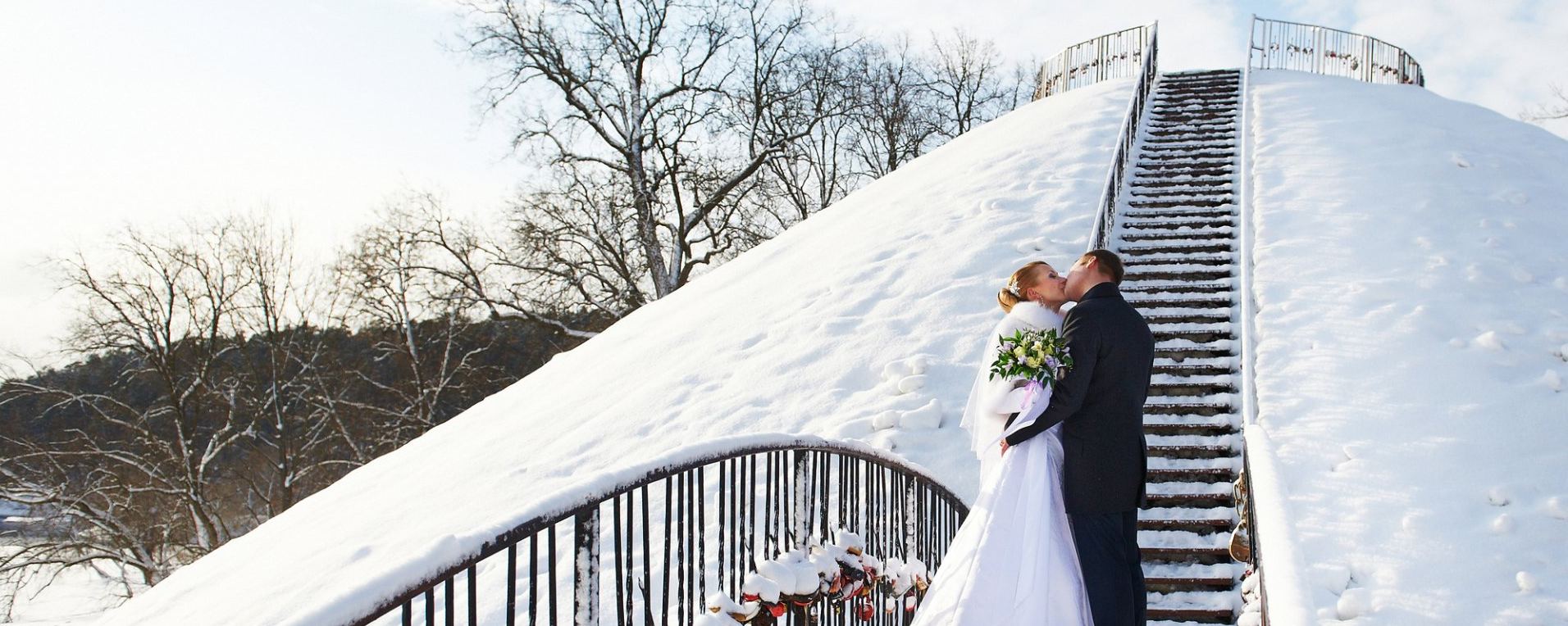 winter wedding bride & groom kissing