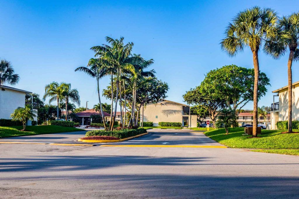 Property Exterior with Palm Trees| Casa Del Mar