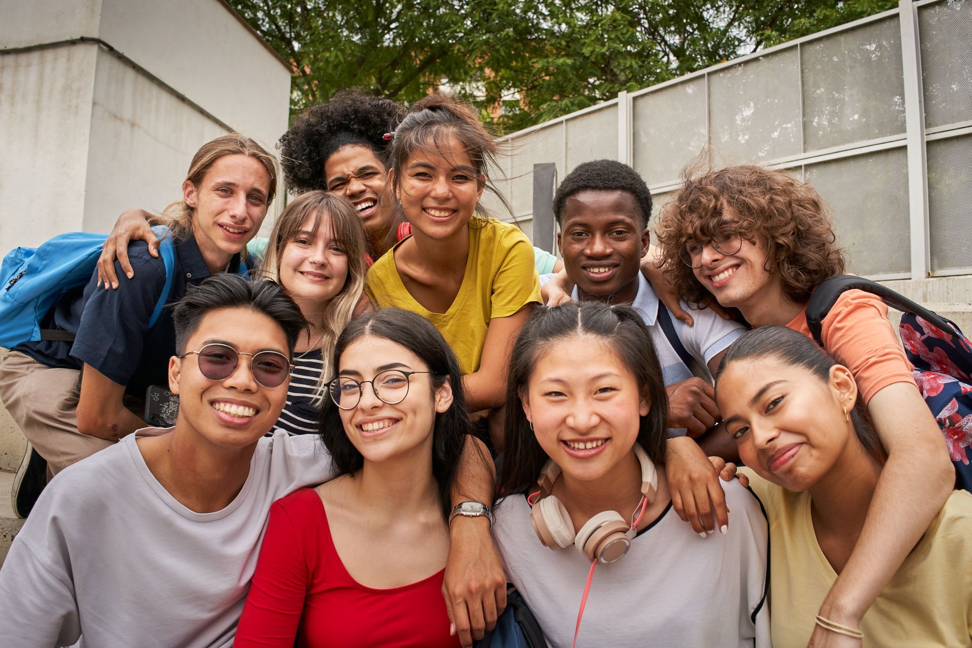 A group of young people are posing for a picture together.