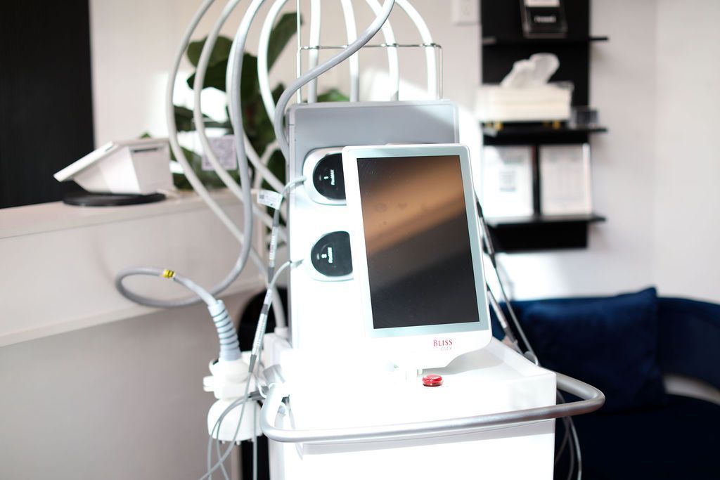 A machine is sitting on a table in a room.