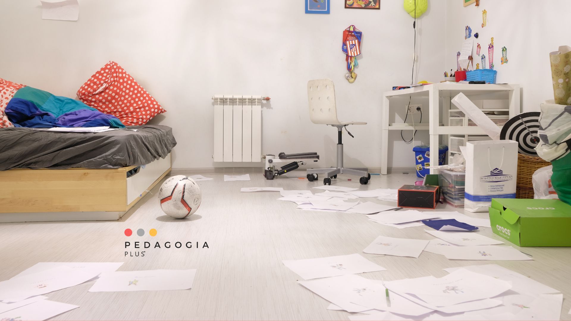 Camera di ragazzo disoinata, con fogli sparsi sul pavimento.