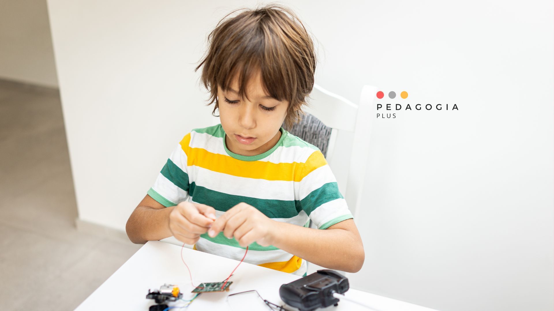 Banbino che costruisce un robot