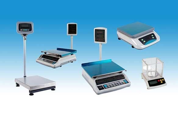 Hay muchos tipos diferentes de escalas sobre un fondo azul.