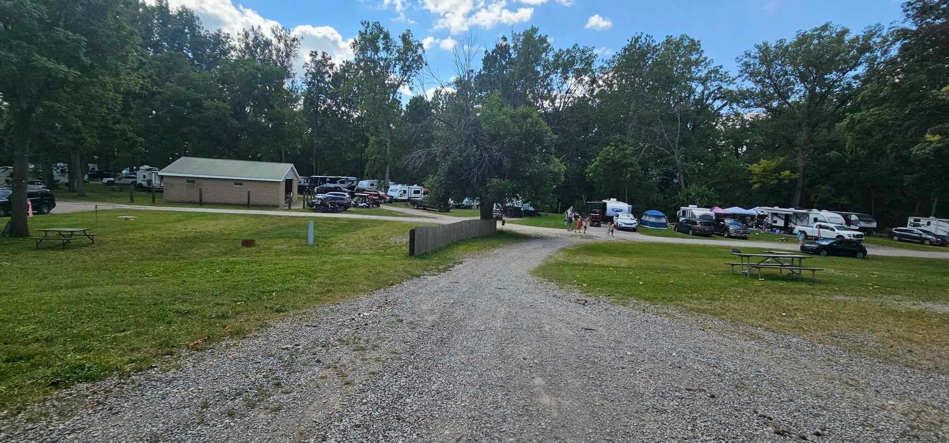 a lot of rv 's are parked in a campground