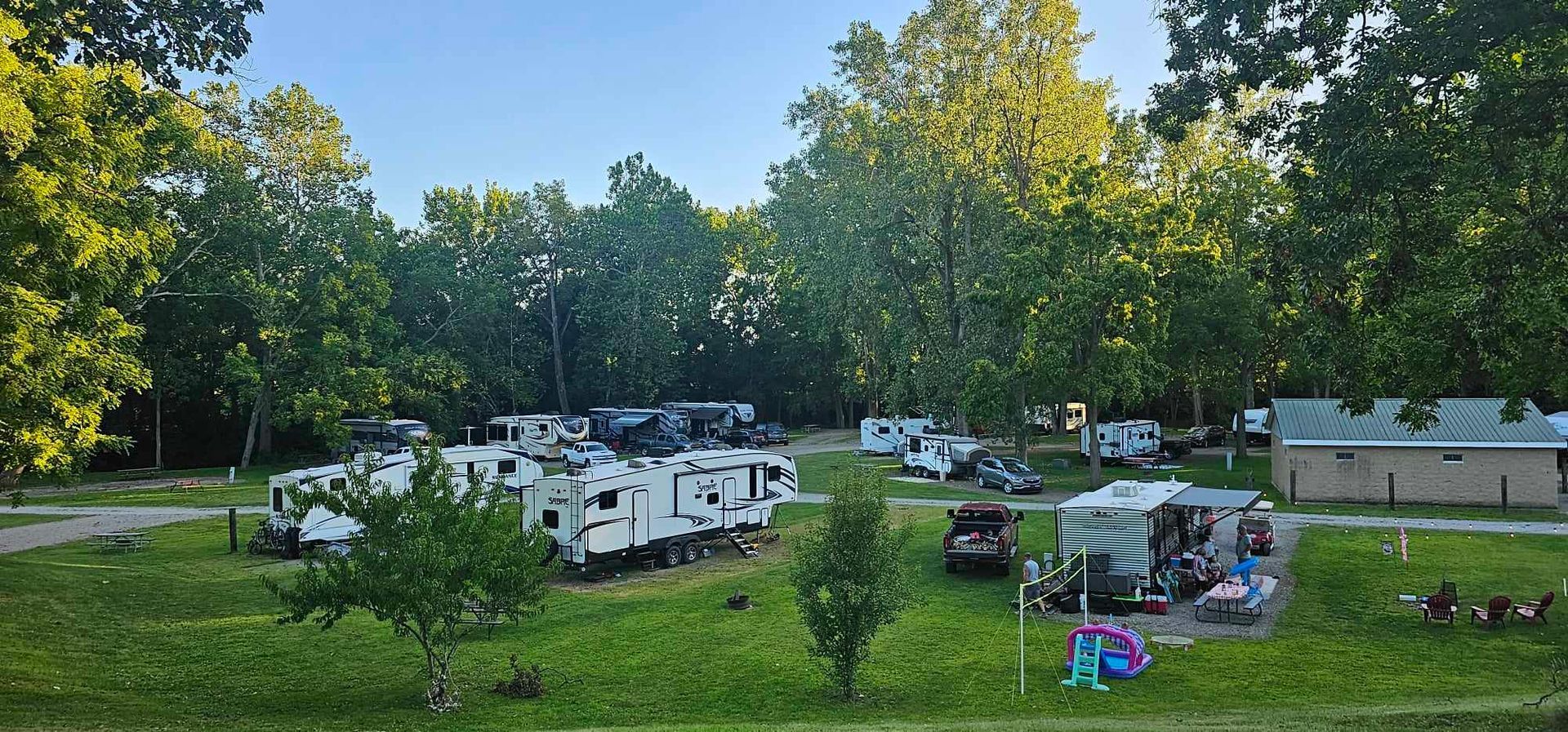 a lot of rv 's are parked in a grassy area
