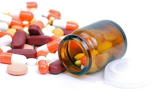 Pillole e boccette di medicinali