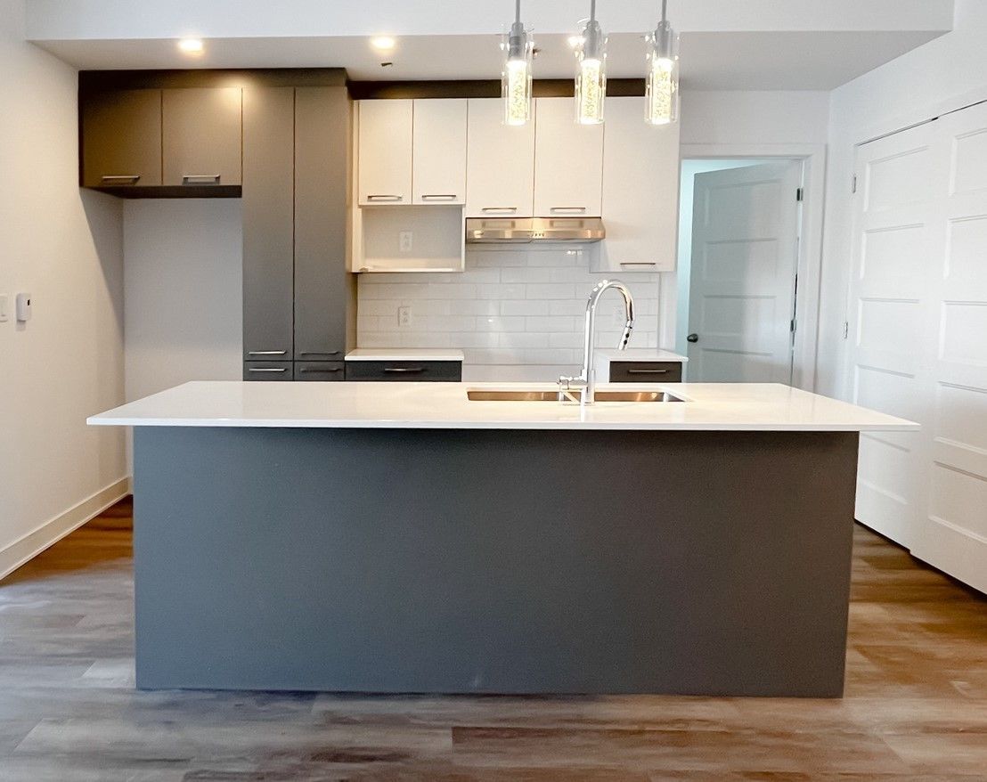 Une cuisine vide avec un grand îlot au milieu