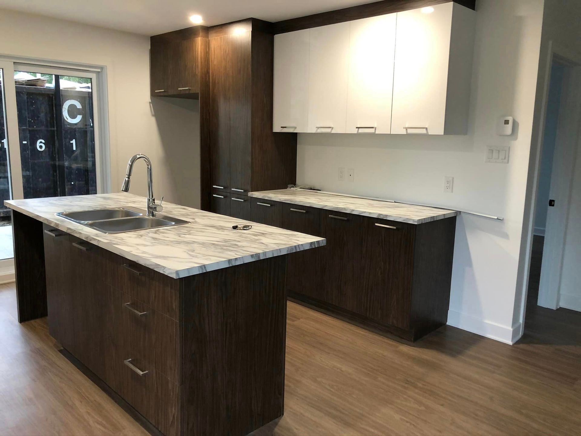 Une cuisine avec un grand îlot et un évier.