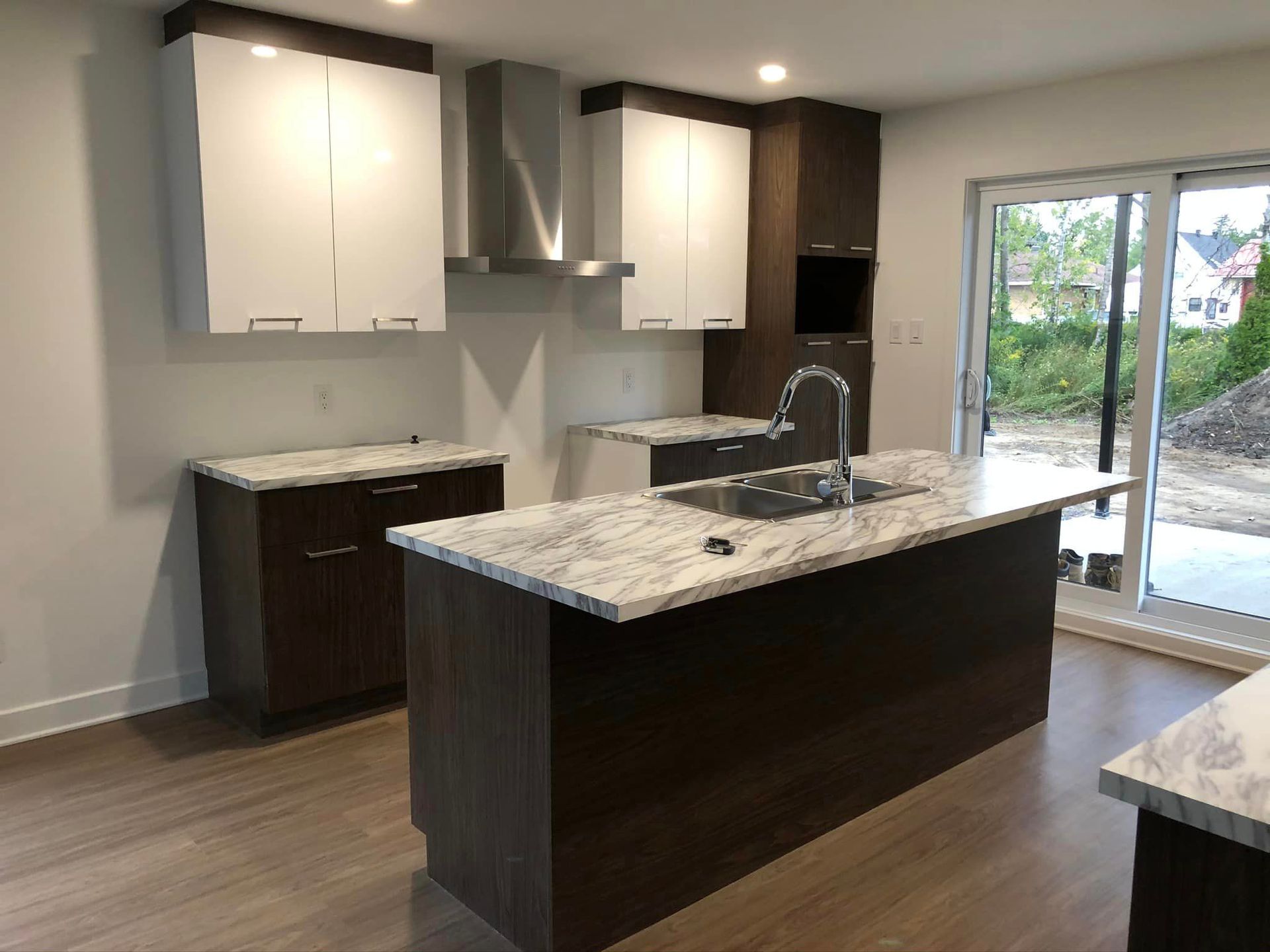 Une cuisine avec un grand îlot et un évier