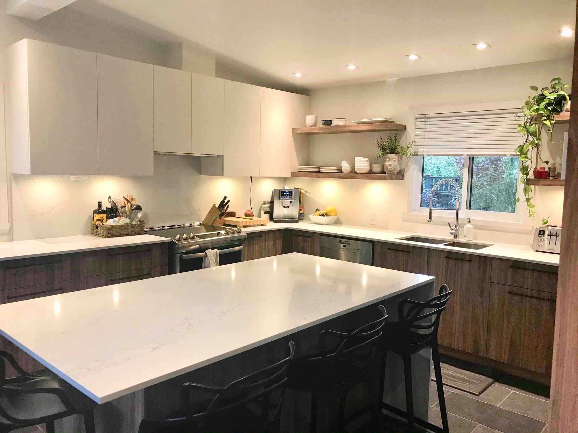 Une cuisine avec un grand îlot au milieu.