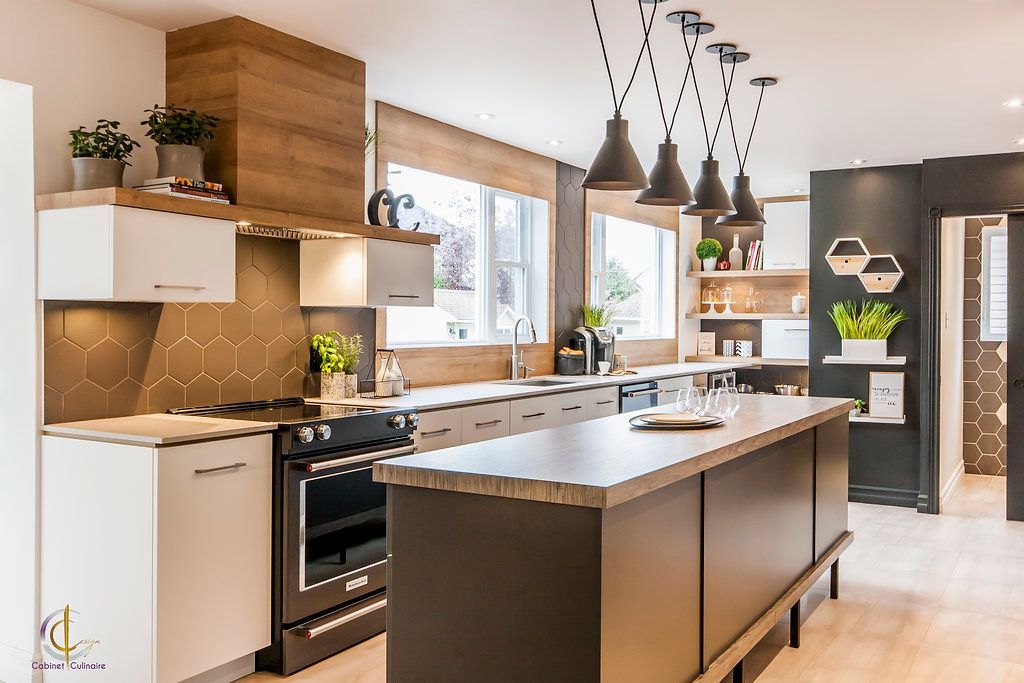 Il y a un grand îlot au milieu de la cuisine.