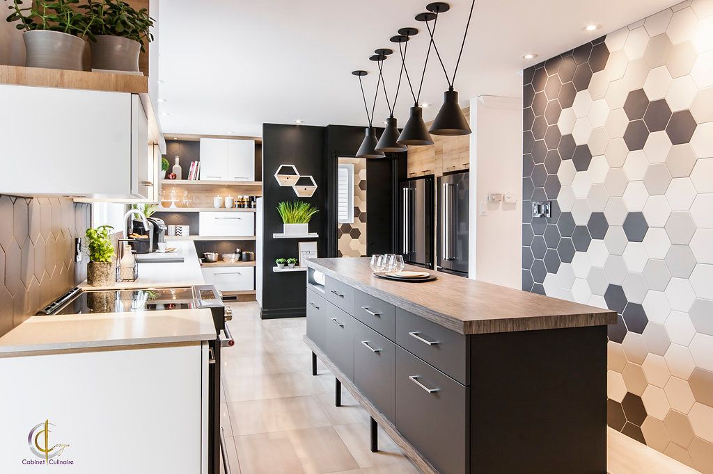 Une cuisine avec un grand îlot au milieu