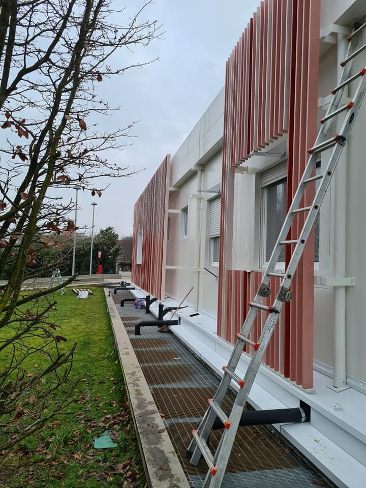 Facciata con scala di lavoro