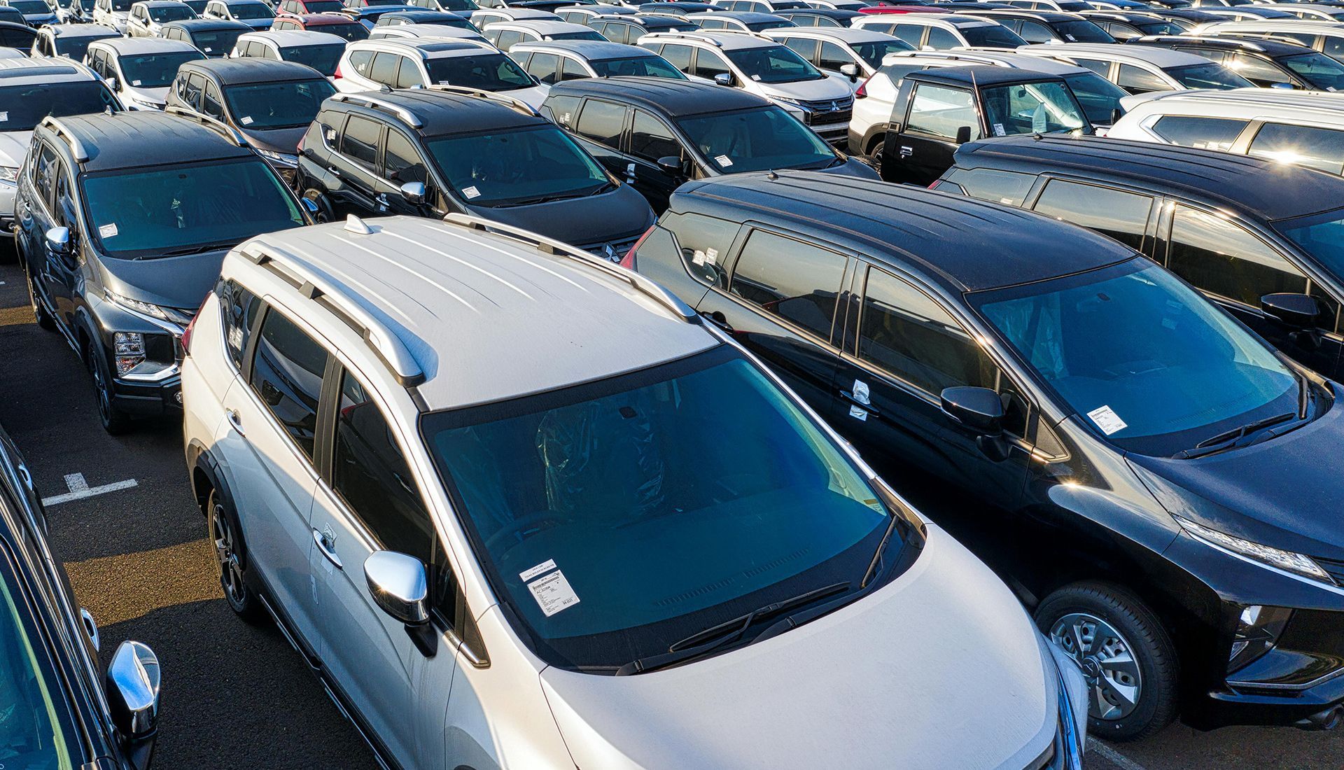 A lot of cars are parked in a parking lot.