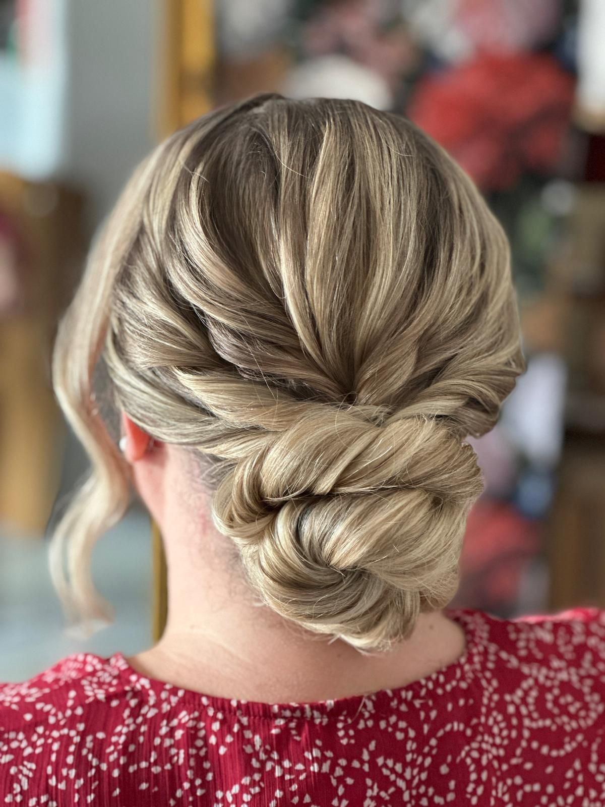 eine Braut und Bräutigam posieren mit ihrem Hund .