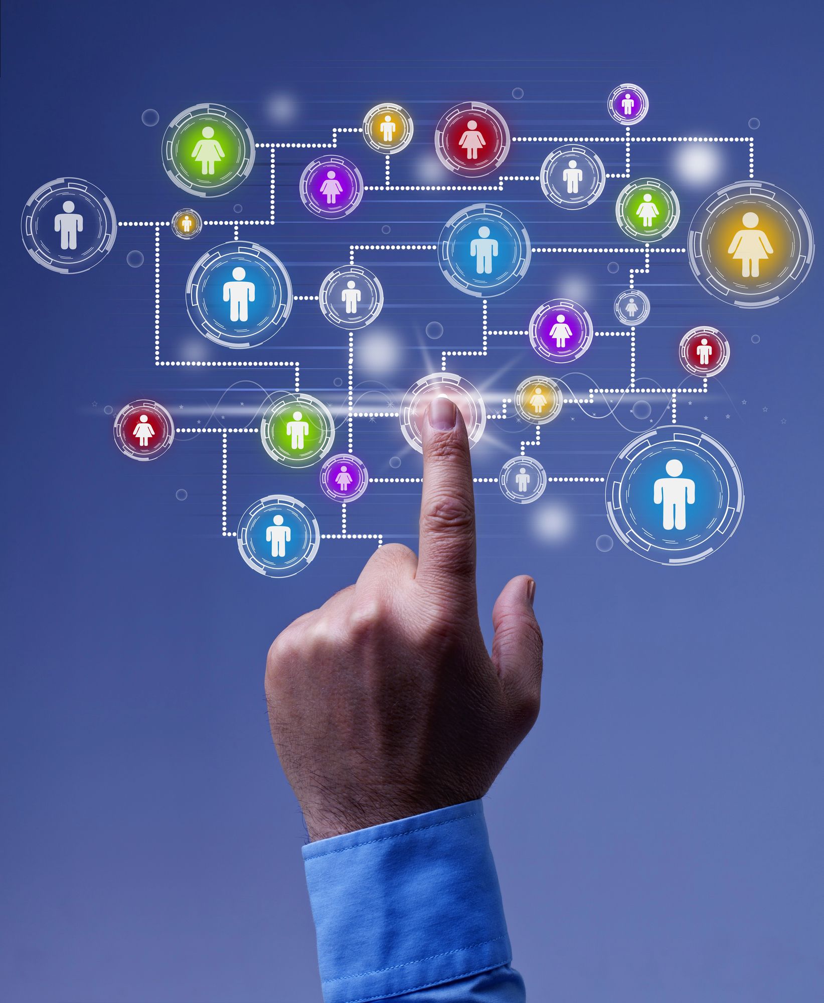 Mano tocando una red de iconos humanos brillantes, representando la interconexión. Fondo azul.