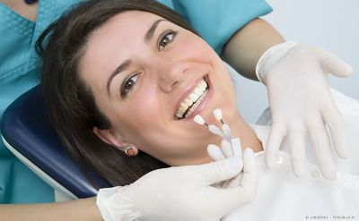 Individuelle Farbauswahl für Zahnersatz durch den Zahntechniker