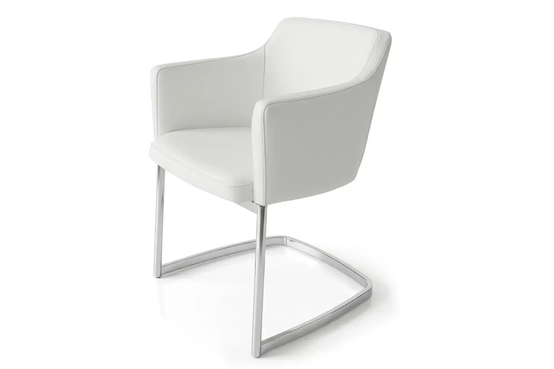 Ein Mann steht neben einem Eimer Farbe und einer Farbrolle.