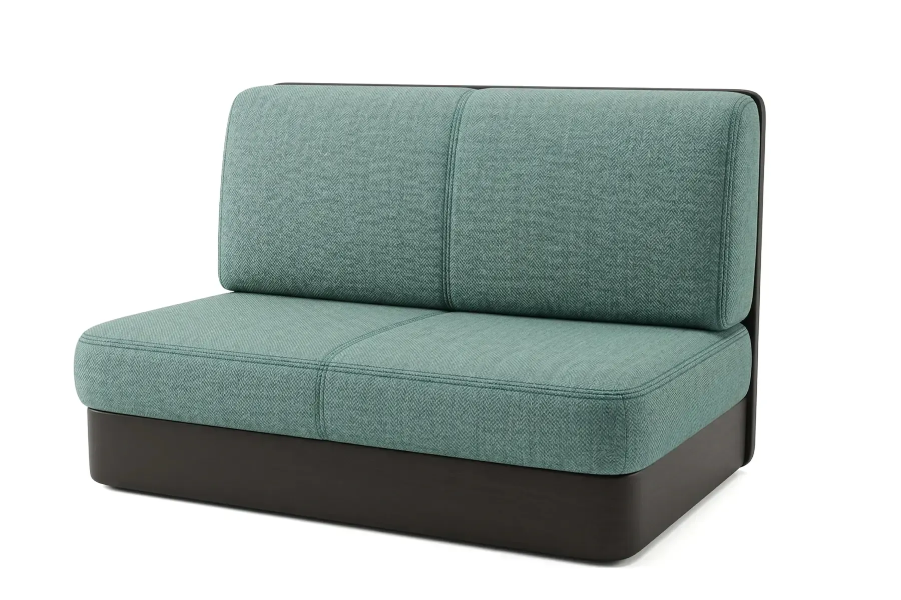 Ein Mann steht neben einem Eimer Farbe und einer Farbrolle.