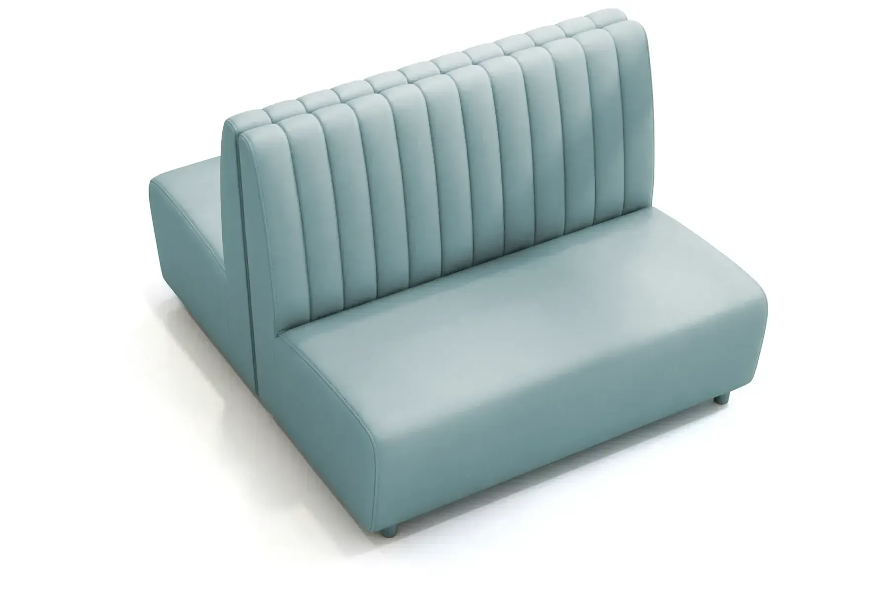 Ein Mann steht neben einem Eimer Farbe und einer Farbrolle.