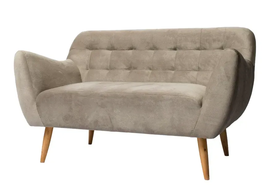 Ein Mann steht neben einem Eimer Farbe und einer Farbrolle.