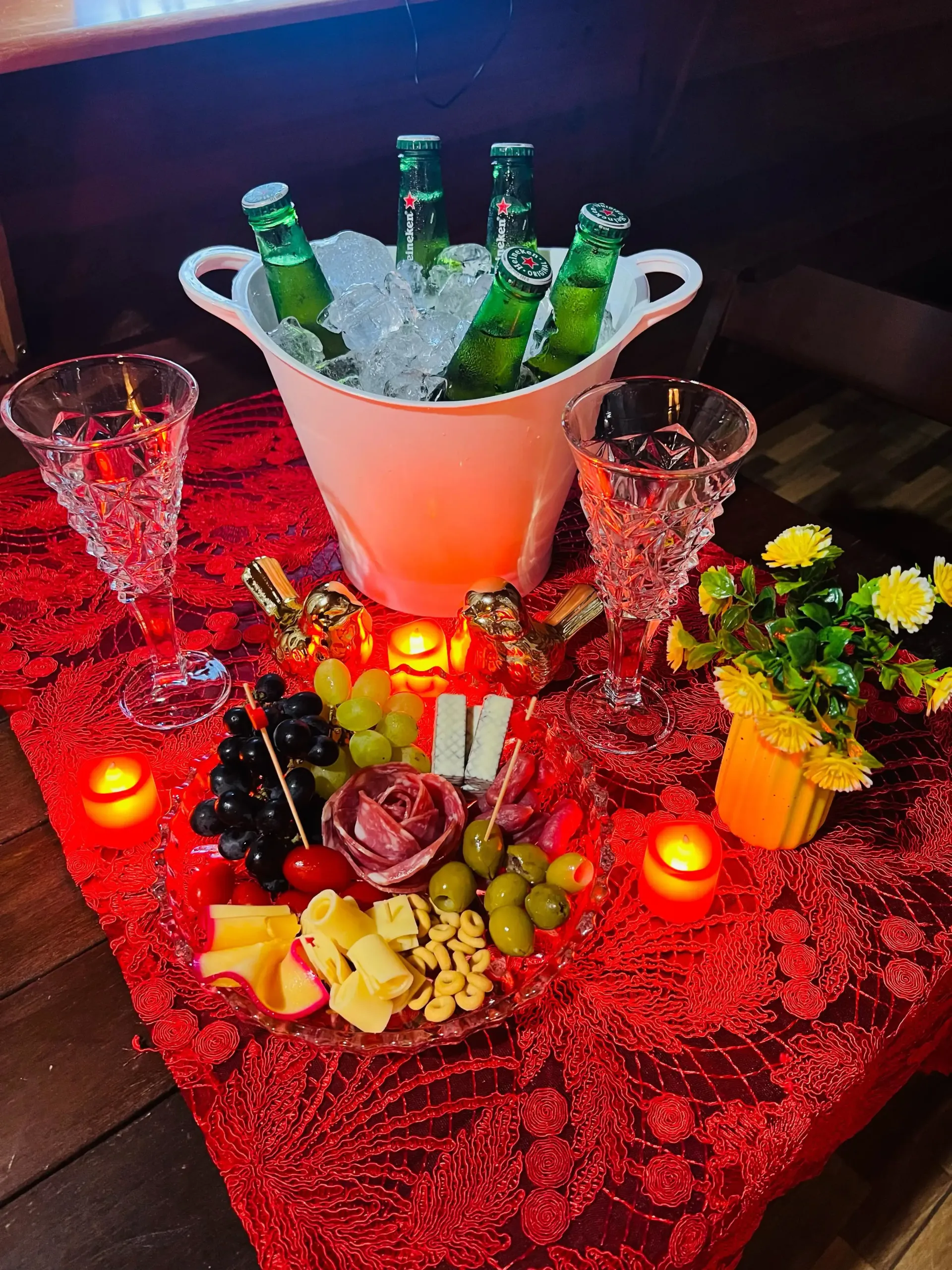 Uma mesa com um balde de gelo e garrafas de cerveja em cima. Pousada-Sumaúma