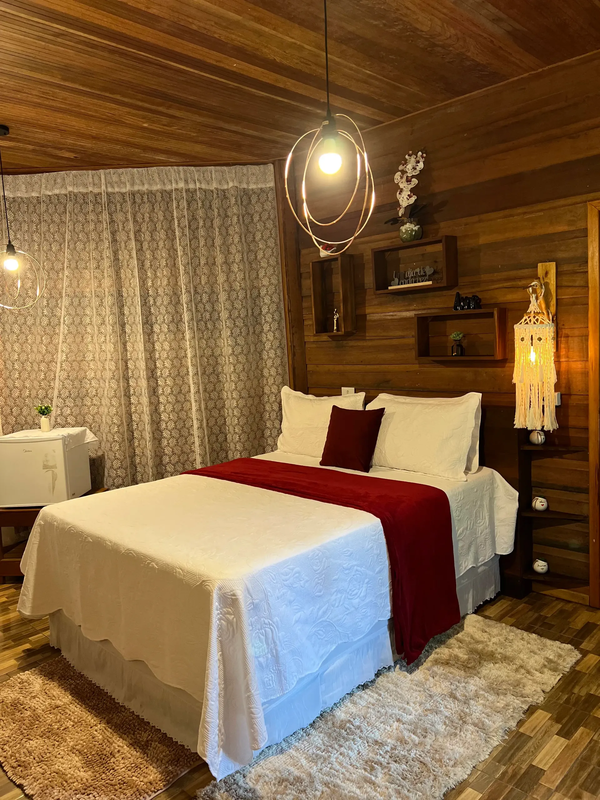 Um quarto com uma cama e um tapete.
Pousada-Sumaúma