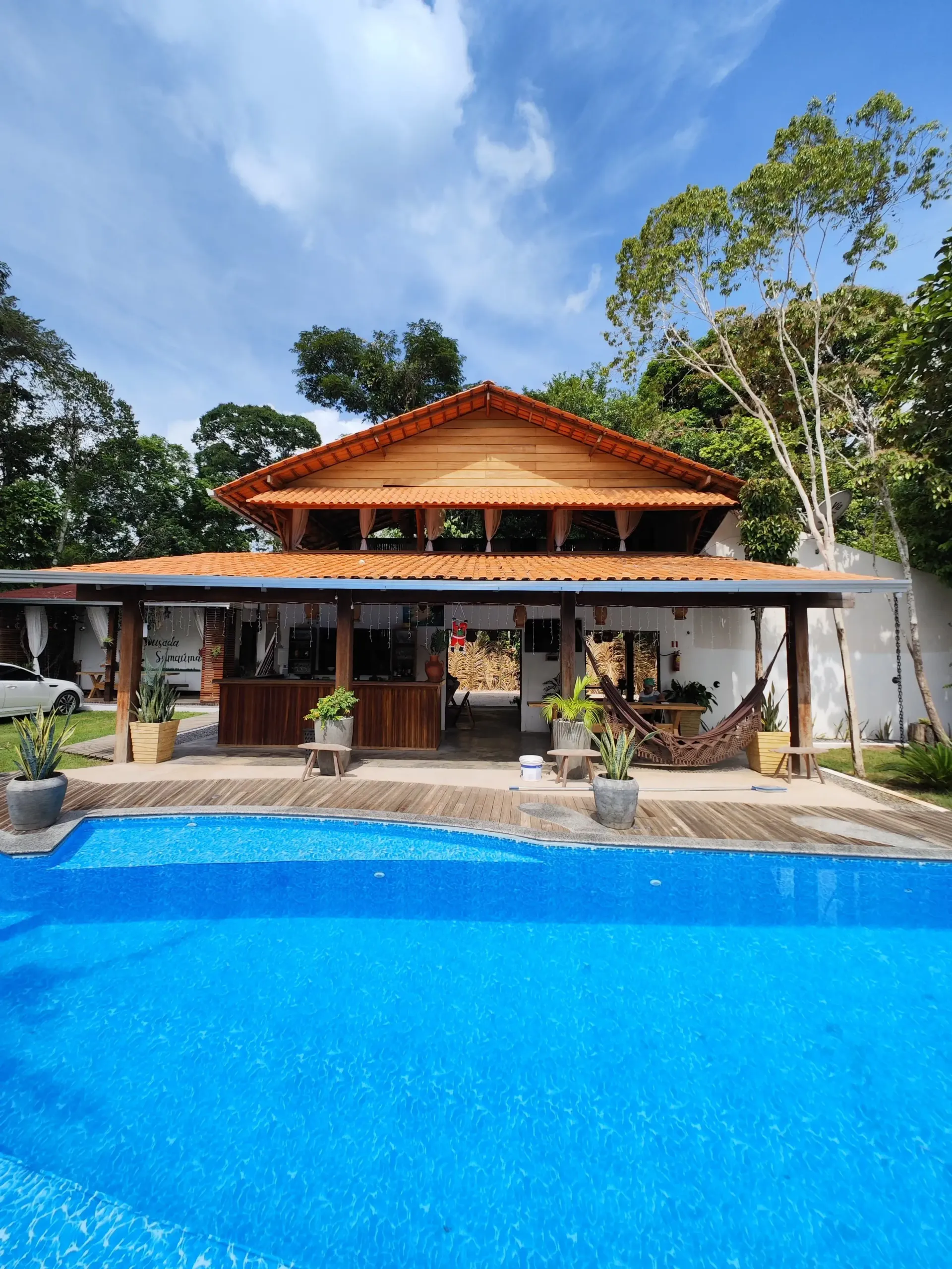 Uma casa grande com uma piscina na frente. Pousada-Sumaúma
