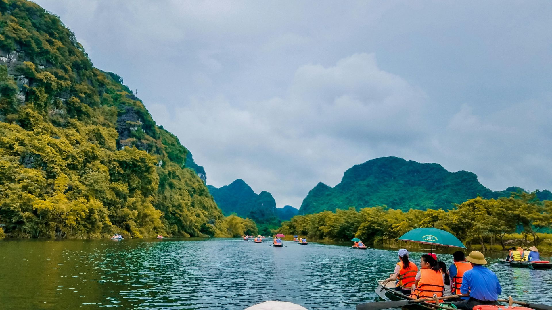 Canoe trips up a river in the mountains