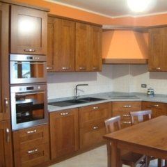 Cucina in legno scuro