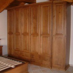 Armadio in legno bianco con decorazioni floreali.