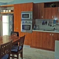 Cucina in legno con tavolo e sedie