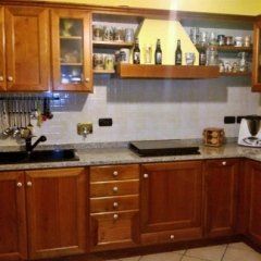 Cucina in legno con pomelli bianchi