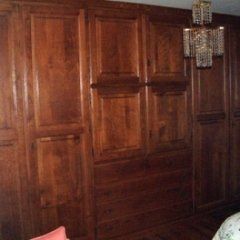 Guardaroba in legno scuro.