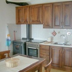 Cucina in legno con tavolo e sedie