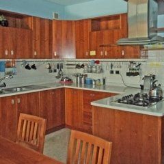 Cucina in legno con tavolo e sedie