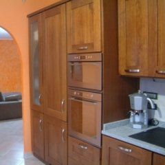 Cucina in legno scuro con maniglie