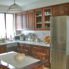 Cucina in legno con tavolo e sedie