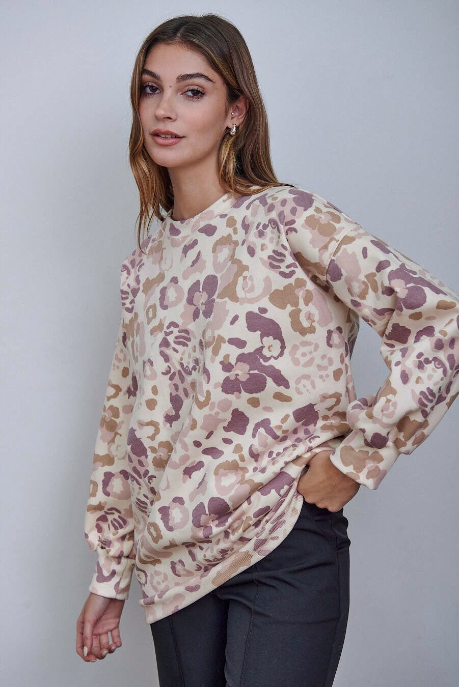 Una mujer lleva un suéter con estampado de leopardo.