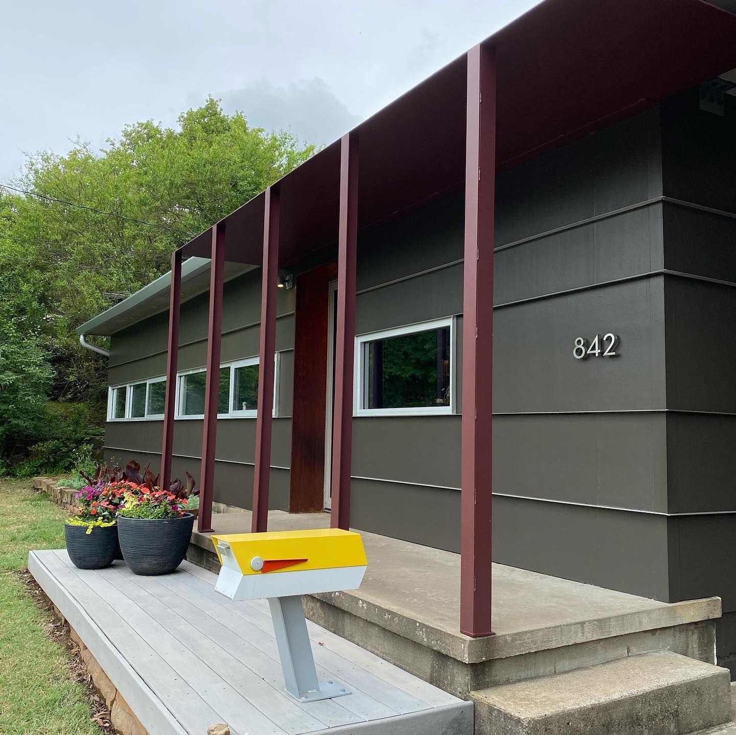 a house with the number 842 on it