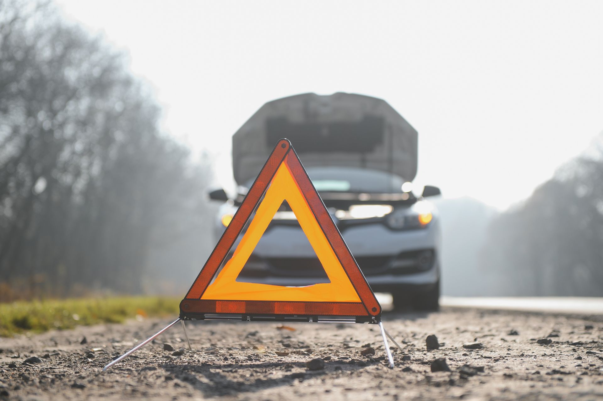 una macchina con triangolo di emergenza