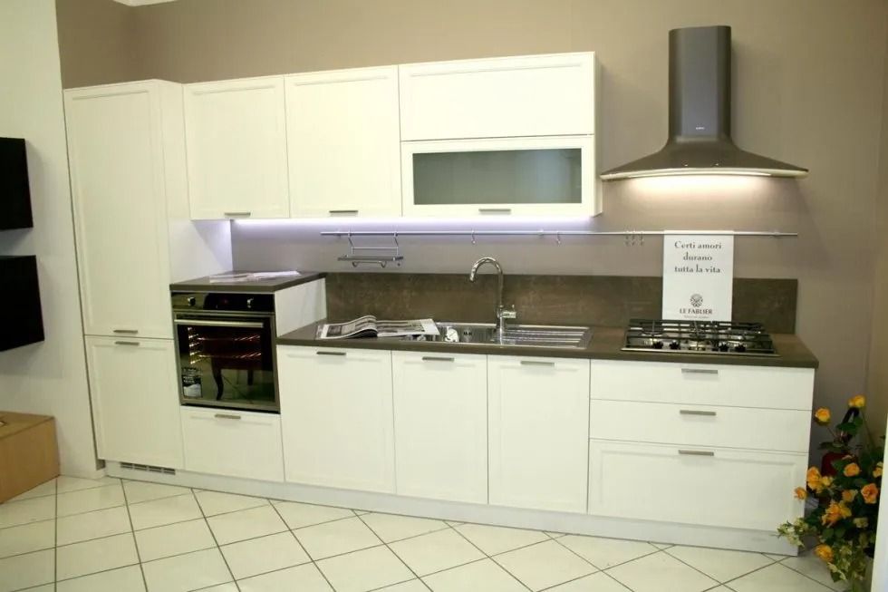 Mobili da cucina moderni bianchi con elettrodomestici.